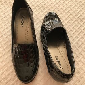 Trotters black pumps